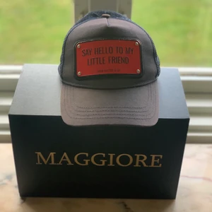 Johnhatter keps  - Säljer denna keps pga min son inte använder denna keps längre. Den är lite solblekt och har lite repor. Ny pris 1000kr