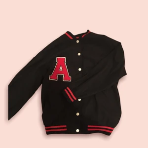 Bomberjacka  - Bomberjacka i svart och rött. Lagom använt. Strl 36. Nypris:189