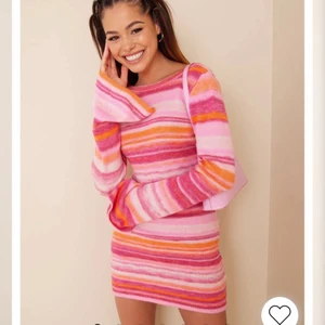 Stickad klänning - Säljer denna populära klänning från Nelly i storlek XS. Helt oanvänd och slutsåld på hemsidan. Nypris 599kr, så kom gärna med bud!