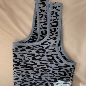 ”Stickat” linne - Jättefint linne men använder inte lika mycket längre. Använt ett fåtal gånger men det ser ut som nytt.