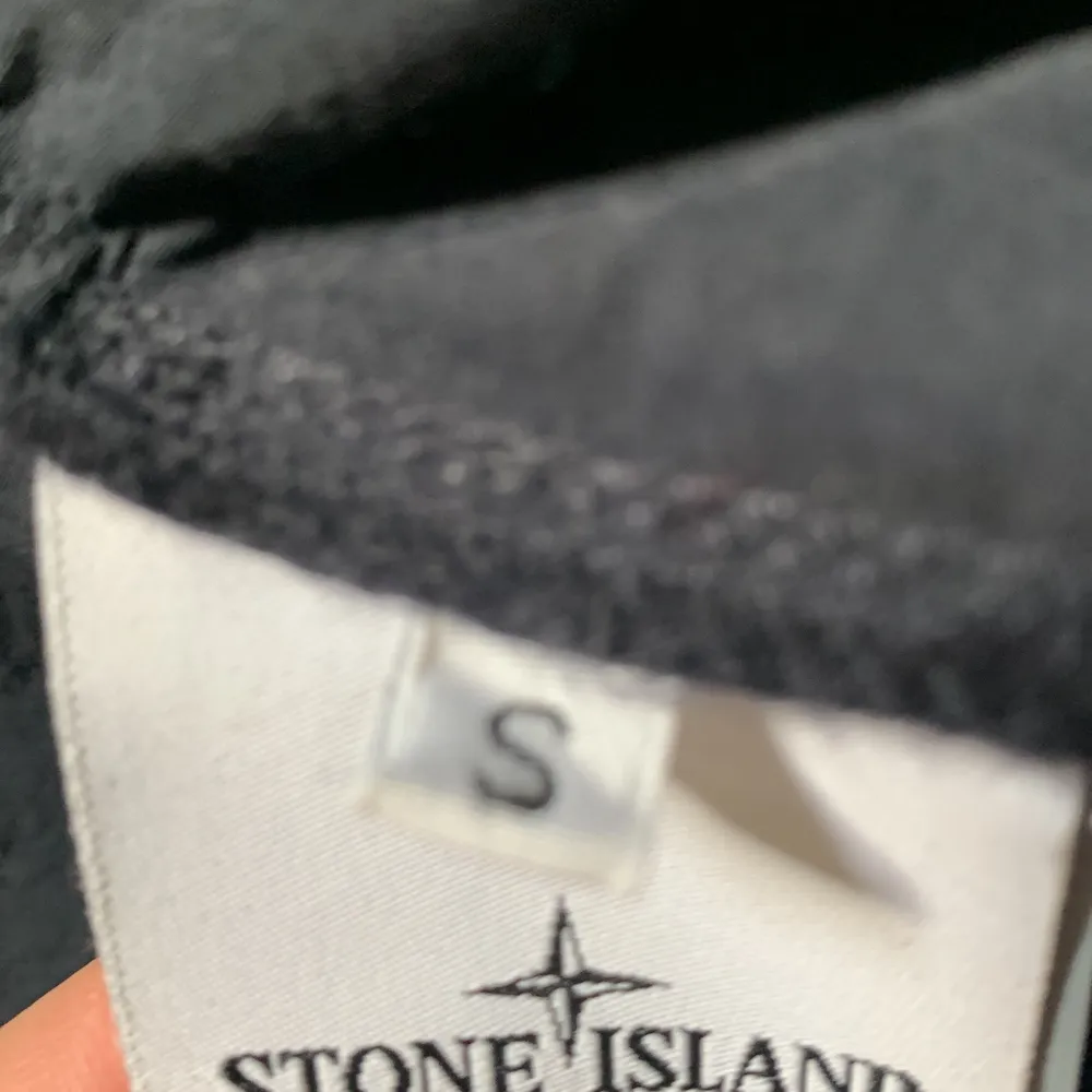 Hej, säljer min Stone island overshirt pågrund av att den är för liten nu. . Jackor.