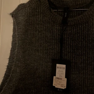 Västklänning från YAS - En stickad väst klänning från YAS nypris: 500. Skulle passa hur bra somhelst med en skjortklänning under. Aldrig använt med prislapp kvar