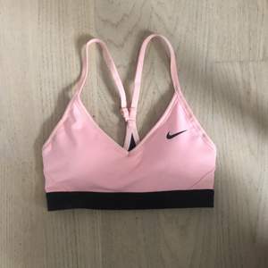 Rosa nike sport-bh i storlek xs i bra skick. Köparen står för frakten. 