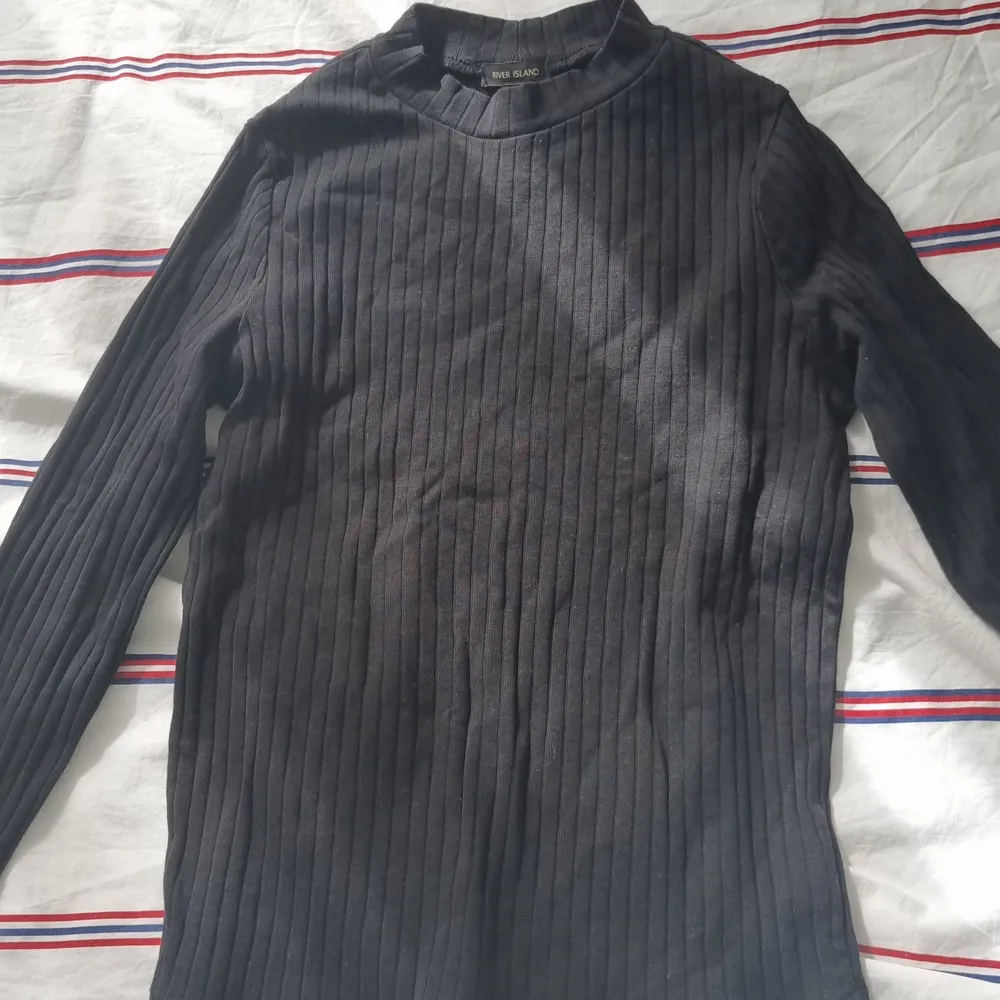 Jag säljer en svart tröja som jag fått av någon annan men som jag inte använt. Jag säljer den i mycket bra skick. 💕. Tröjor & Koftor.