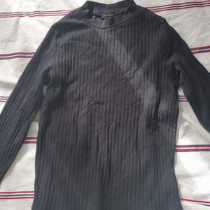 Jag säljer en svart tröja som jag fått av någon annan men som jag inte använt. Jag säljer den i mycket bra skick. 💕