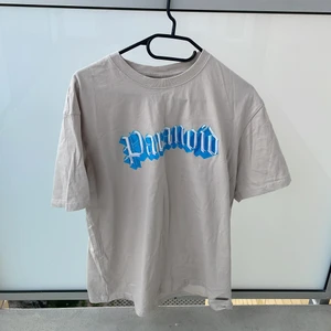 T shirt strl M - En fin t shirt i bra kvalite, använd få gånger.