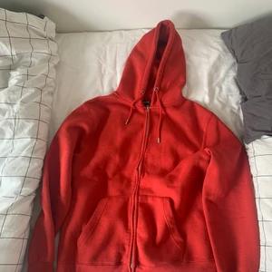 Röd zip hoodie  - Zip hoodie från pull and bear, använd men i bra kvalité. XL men sitter som L. Köparen står för frakten 66kr. 