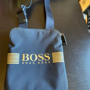Hugo boss - Hej jag säljer en Hugo boss väska jag har haft den cirka 6månder den är inte trasig nånstans den är som ny 