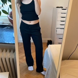 Lågmidjade kostymbyxor  - Snygga lågmidjade kostymbyxor. Har sytt in dom i midjan men det kan enkelt sprättas upp. Möts upp/fraktar. 💕💕