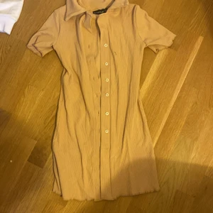 Prettylittlething klänning - Säljer denna klänning från Prettylittlething då den är förliten, aldrig använd! 