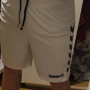 Hummel  - Snygga Hummel shorts sparsamt använda så i fint skick stl L