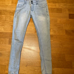 Denimbyxor helt ny öanvänd - Denimbyxor helt ny. oanvänd. Storlek 28-32