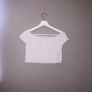 croptop - jättefin croppad off shoulder topp!💕 köpt på h&m för ett par år sedan ✨ strl M divided men passar mig som har S, hör av er vid intresse🌷