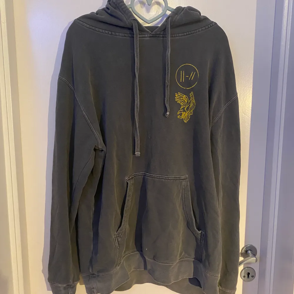 Oversized hoodie köpt efter konsert. Riktig merch från twenty one pilots. Originalpris: 450kr. Köparen står för frakt. Hoodies.