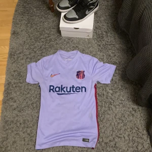 Barcelona tröja - Rosa barcelona tröja , äkta såklart 9/10 skick  Storlek XS passar 170-180