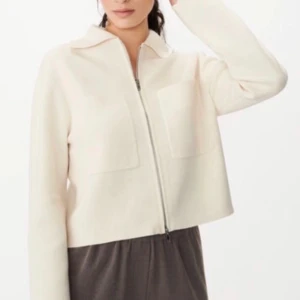 Världens finaste jacka/cardigan i beige🫶🏻  - Nypris: 500kr Säljer för 250kr Strl S 