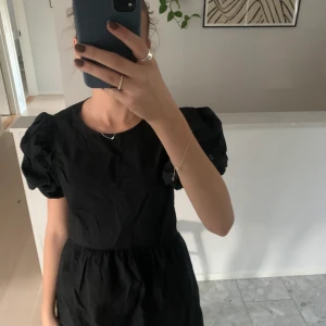 Svart klänning - Svart klänning i storlek 34 från hm. Säljer då den inte kommer till användning.