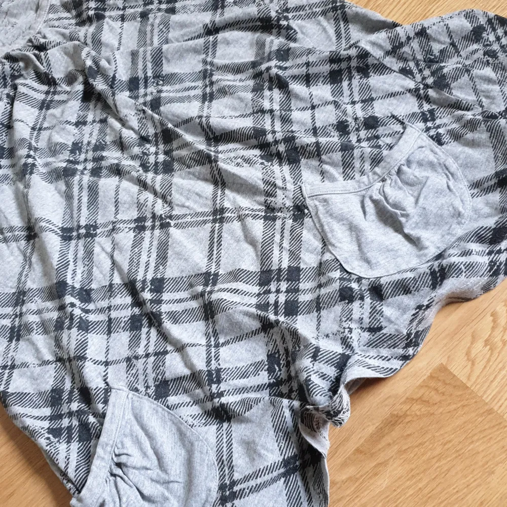 Supersöt tröja med fickor i gingham mönster. Vintage kappahl. Fraktpris är osäkert men det kommer ligga runt 40-60kr.. Skjortor.