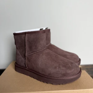 Oanvända UGGs Classic Mini Stl.36 - Säljer dessa HELT OANVÄNDA Classic mini UGGs i storlek 36. Säger pågrund av att dom var i fel storlek. Jag står för frakt💕nypris är 2000kr, pris kan diskuteras vid snabbaffär!
