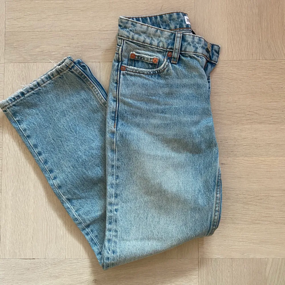 Low-rise jeans från zara 🥰. Jeans & Byxor.