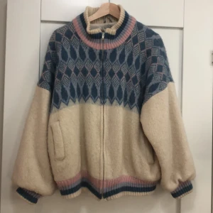 Isländsk jacka - Fin vintage jacka från Island som tyvärr inte kommer till användning. En liten fläck som inte är så synlig finns på ena armen. 