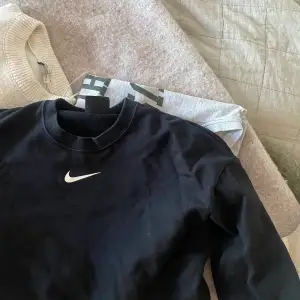 Jätte fin croppad sweatshirt från Nike, med loggan på ryggen. Strl S 💗 frakt ingår ej i priset