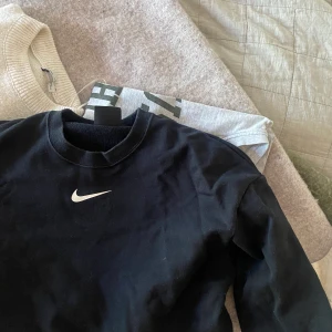 Croppad Träningströja från Nike  - Jätte fin croppad sweatshirt från Nike, med loggan på ryggen. Strl S 💗 frakt ingår ej i priset