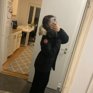 Canada goode jacka dam - Säljer min älskade canadagoose jacka då den blivit för stor och jag har endast använt den 1 vinter i ca 2 månader Går att justera storleken inuti jackan så man kan göra den tajtare och större, spänna åt Säljer för ungefär 7k men pris kan diskureras privat
