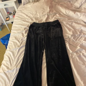 Utsvängda mjukisbyxor i storlek: L  - Oanvända mjukisbyxor. Skönt material (velour). 