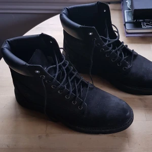 Svarta Timberland vinterskor - Säljer ett par vinterskor som aldrig används. Har används ca 15 gånger och är nästans som nya! Skriv om du vill ha bättre bilder! 