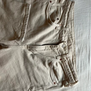 Cremejeans - Jättefina, raka jeans i en underbar cremefärg! Köpt begagnat men jättefint skick. 