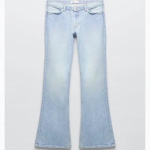 Låg midjade jeans Zara!  - Säljer mina nya jeans från zara. Aldirg använda då dem var något stora i midjan för mig. Annars normala i storlek. Nyskick! Köpta för 400kr