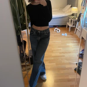 Lågmidjade jeans  - Lågmidjade loose jeans från zara i en mörkblå färg, passar till hösten💙