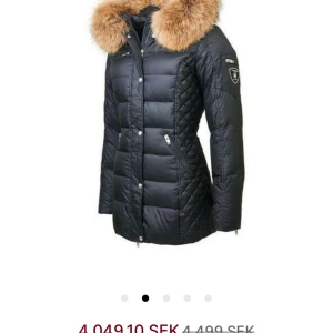 ROCKANDBLUE BEAM MID - En jacka som varit trendig ett långt tag, som definitivt kommer vara trendig i år med. Höst/vinter jacka med äkta päls. Jackan är i gott skick och tagits väll hand om. Jackan har använts 1 vinter.