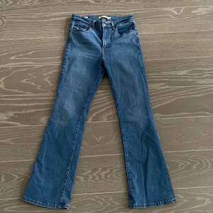 Fina Levis jeans som man kan ha som både high och mid! Köparen står för frakten 💗