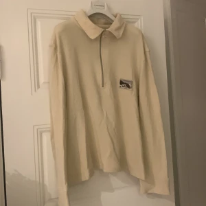 L’homme rouge tröja - L’homme rouge tröja säljes! Står L men passar mer en M. Använd men fortsatt bra skick. 