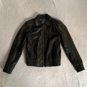 Svart skinnjacka - Svart oversized skinnjacka i lite bombermodell, från märket Zoul! Är i stl 42 och passar mig som brukar ha XS/S 💕