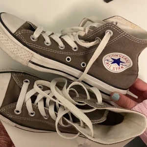 💓Bruna Converse💓 - Nu säljer jag mina bruna Converse som är i så bra skick!💕 Endast använda fåtal gånger. Matchar till allt, då färgen är lite mer åt det grå/svarta hållet! ❤️ 