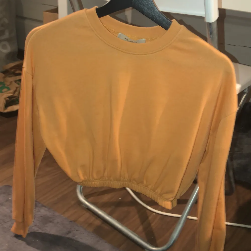Croppad orangea sweatshirt, normal storlek.. Tröjor & Koftor.