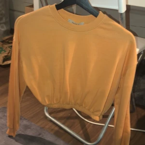 Pull&bear - Croppad orangea sweatshirt, normal storlek.