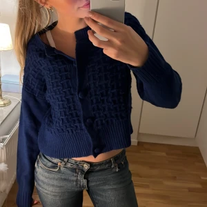 Stickad kofta  - Snygg blå stickad kofta från only 