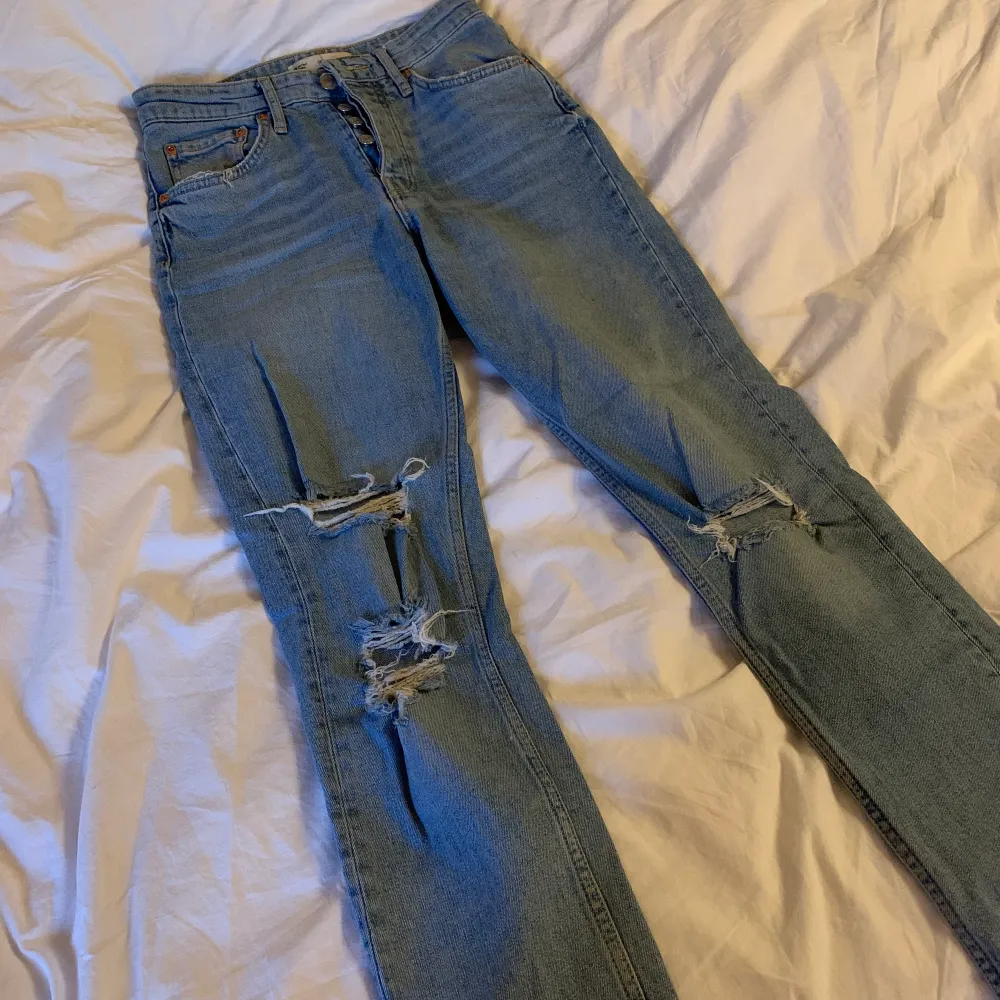 Jeans med slitningar ifrån Gina Tricot, Storlek: 34. Använda några gånger💓. Jeans & Byxor.