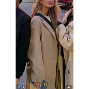 Beige kappa - Säljer denna snygga kappa från HM💕 köpt för 1200kr Säljer för 600+ frakt🫶