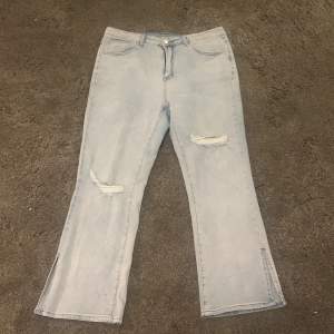 Ljusblåa jeans med slits från shein, storlek 1XL. Använda 1 gång Frakt 66kr spårbart