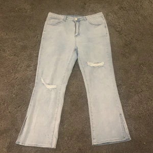 Jeans från Shein storlek 1XL - Ljusblåa jeans med slits från shein, storlek 1XL. Använda 1 gång Frakt 66kr spårbart