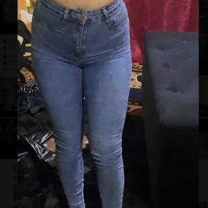 Jeans  - Använder inte så säljer gärna, använt dem 1 gång så verkligen inte lönt för mig o ha byxor jag aldrig använder. Storlek S 