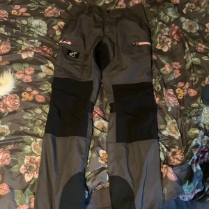 RevolutionRace byxor  - Sälja mina RevolutionRace byxor i storlek L  Dom är väldigt små i storlekarna, endast testad en gång så aldrig använda. Finns hund i hemmet 🌸