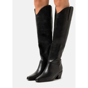 Cowboyboots/bikerboots storlek 37 - Cowboyboots i storlek 37. Tyvärr för små för mig som har normalt ca 38. Knappt använda. Nypris ca 900 kr. Från Zalando.