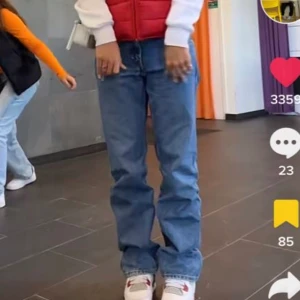 Jeans - Arrow low waist jeans, as snygga men passar inte, jag är 170 o perfekta i längden! Igentligen är de en 25 i midjan men de sitter större 🤍🤍