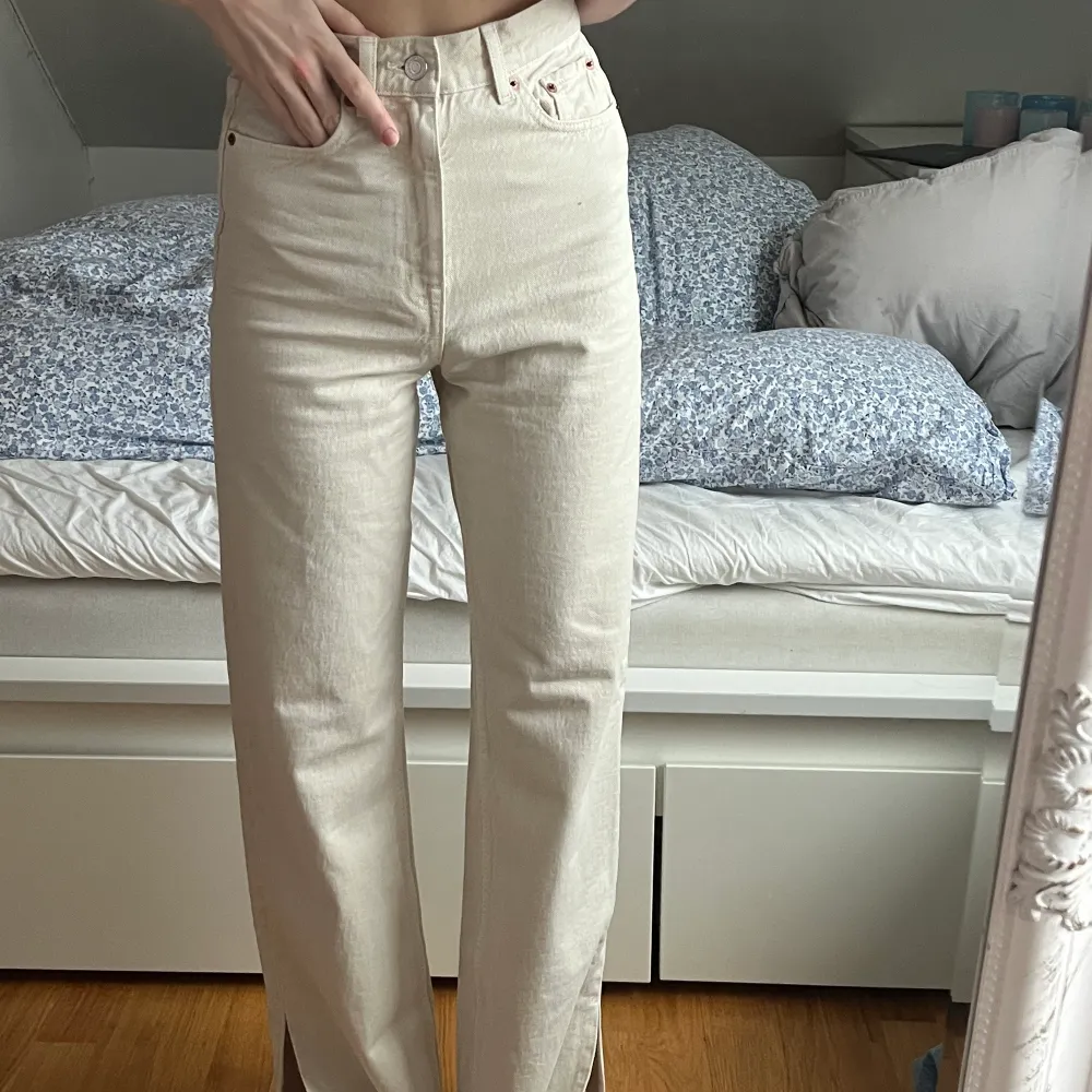 Superfina beiga jeans från zara med slits längst ner. Aldrig använda, köparen står för frakten💗🌸. Jeans & Byxor.